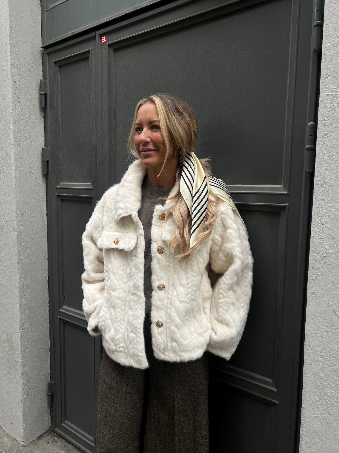 Lärka kabelstickad fuskpäls offwhite