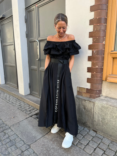 CMMOLLY - OFF-SHOULDER DRESS WITH RUFFLE TRIM IN BLACK