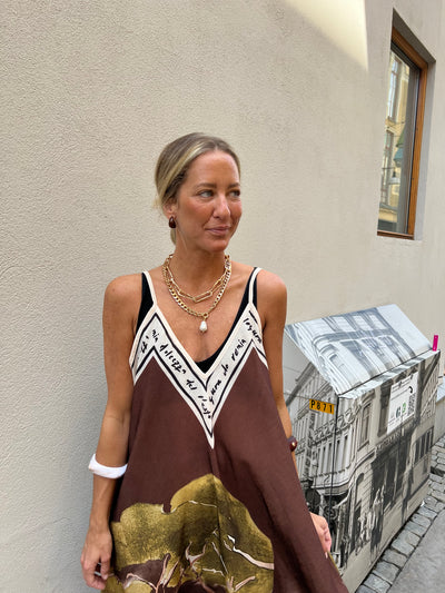 FRANCES STRAP DRESS. BROWN