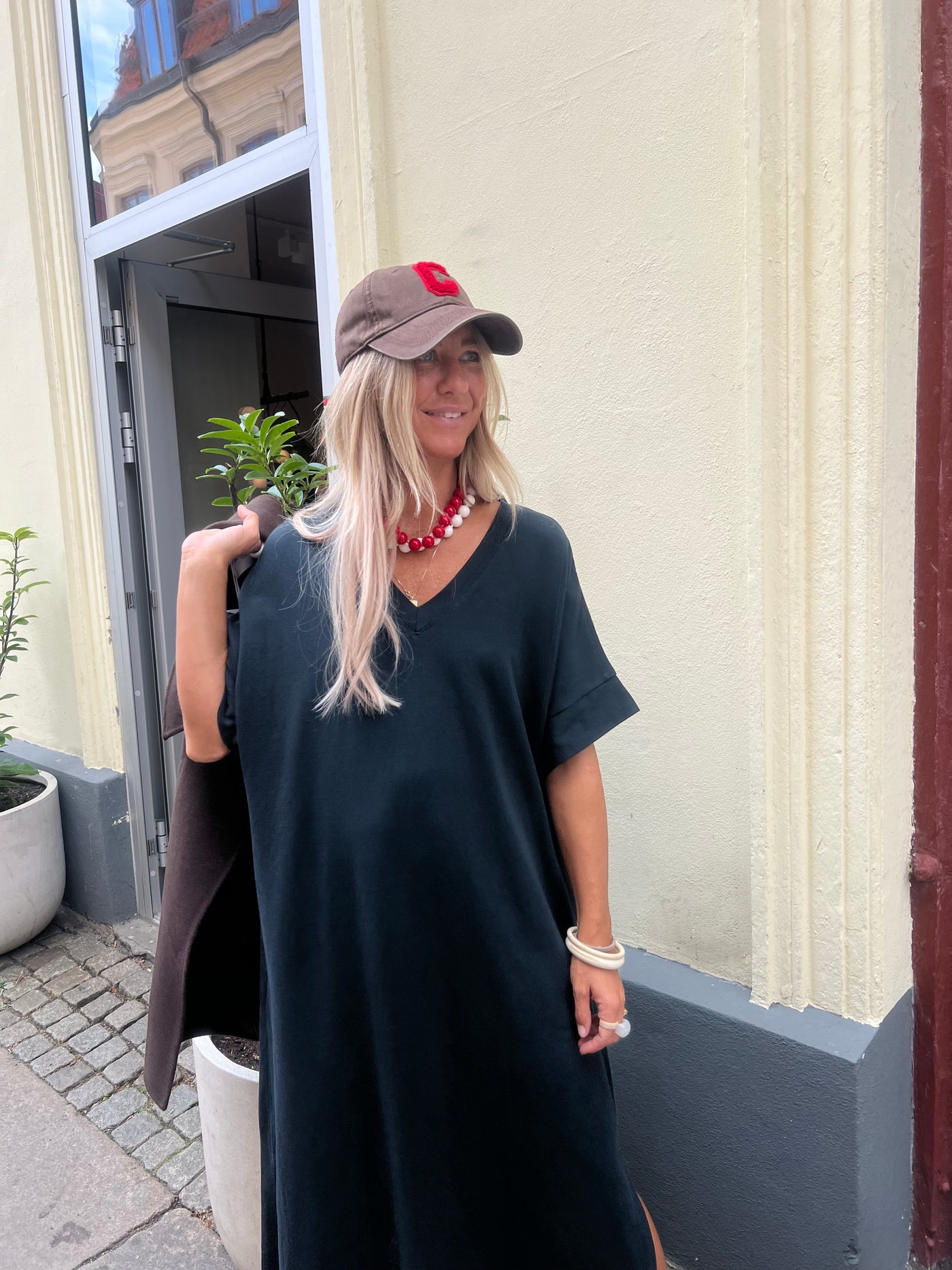 Tee v dress black