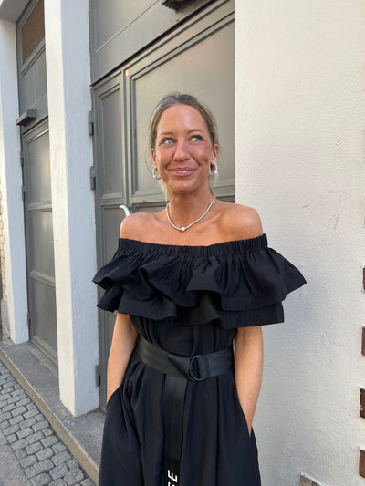 CMMOLLY - OFF-SHOULDER DRESS WITH RUFFLE TRIM IN BLACK