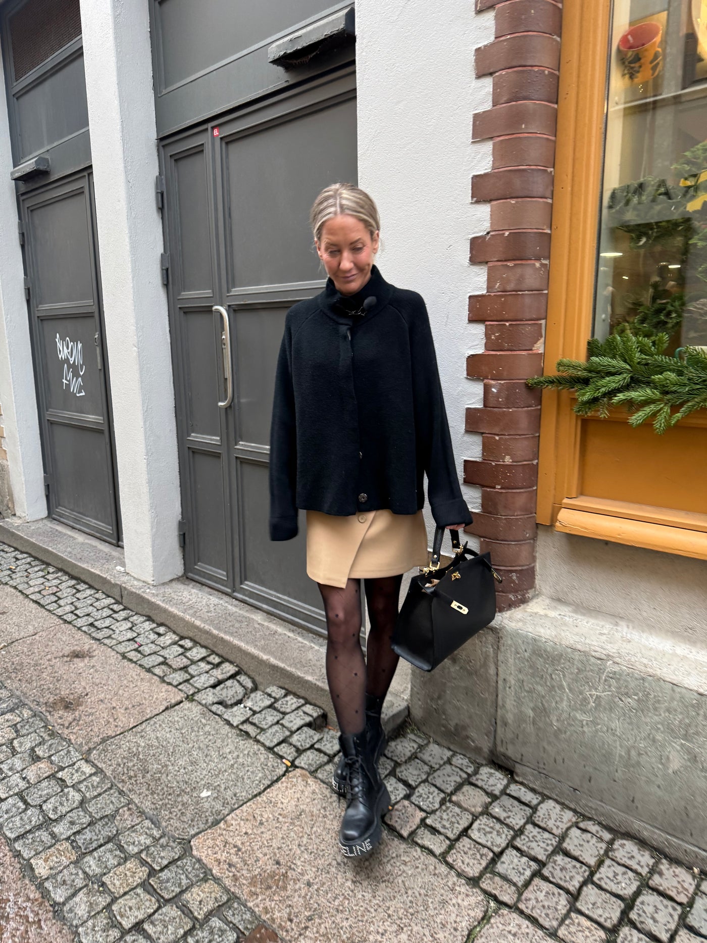 Laura Betsel Svart