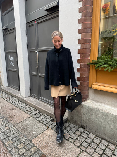 Laura Betsel Svart