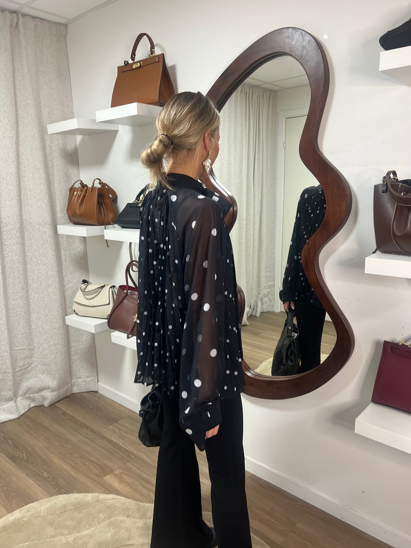 Pertunia  black dot 3390