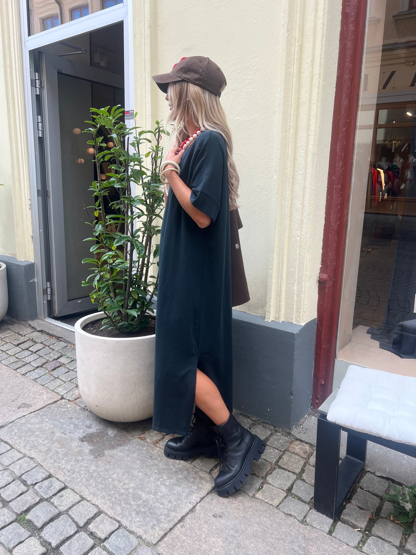 Tee v dress black