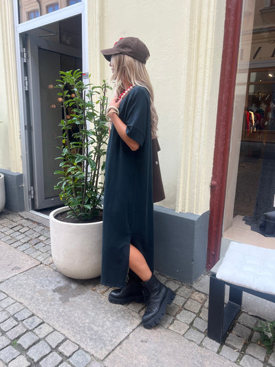 Tee v dress black