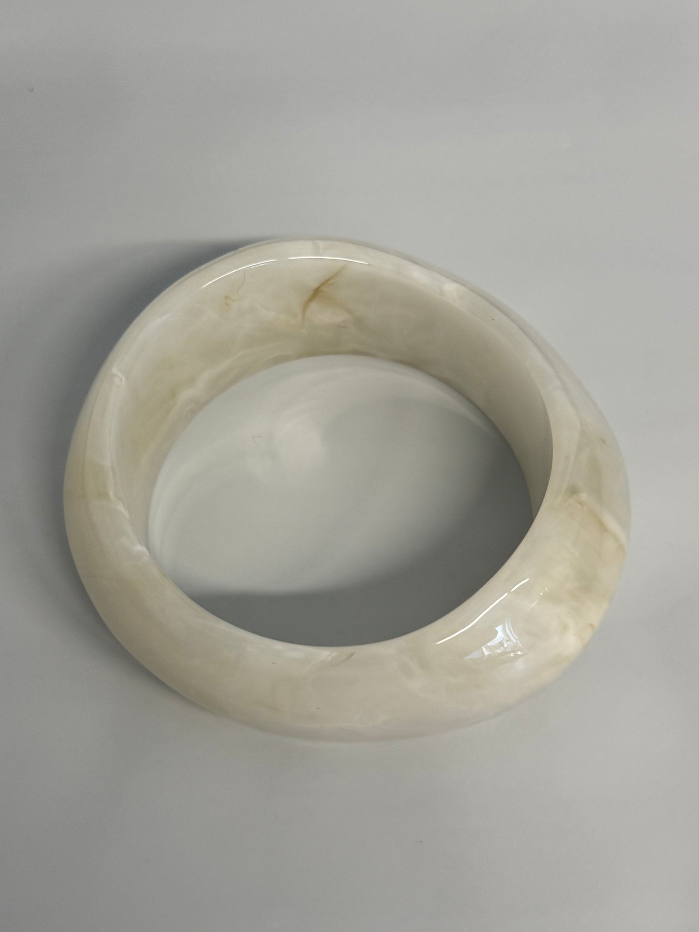 New white Bracelt round