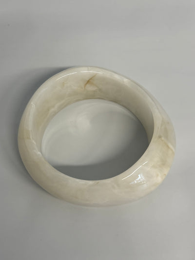 New white Bracelt round