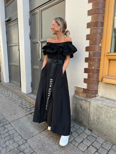 CMMOLLY - OFF-SHOULDER DRESS WITH RUFFLE TRIM IN BLACK