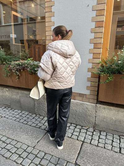 Ylva Väst Champagne