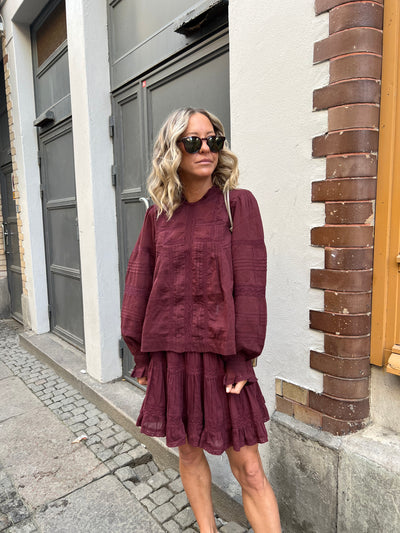 NEO NOIR KJOL CALLIA BURGUNDY