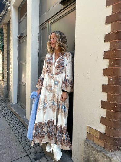 Astrid dress blue/kamel 1 veckas leverans
