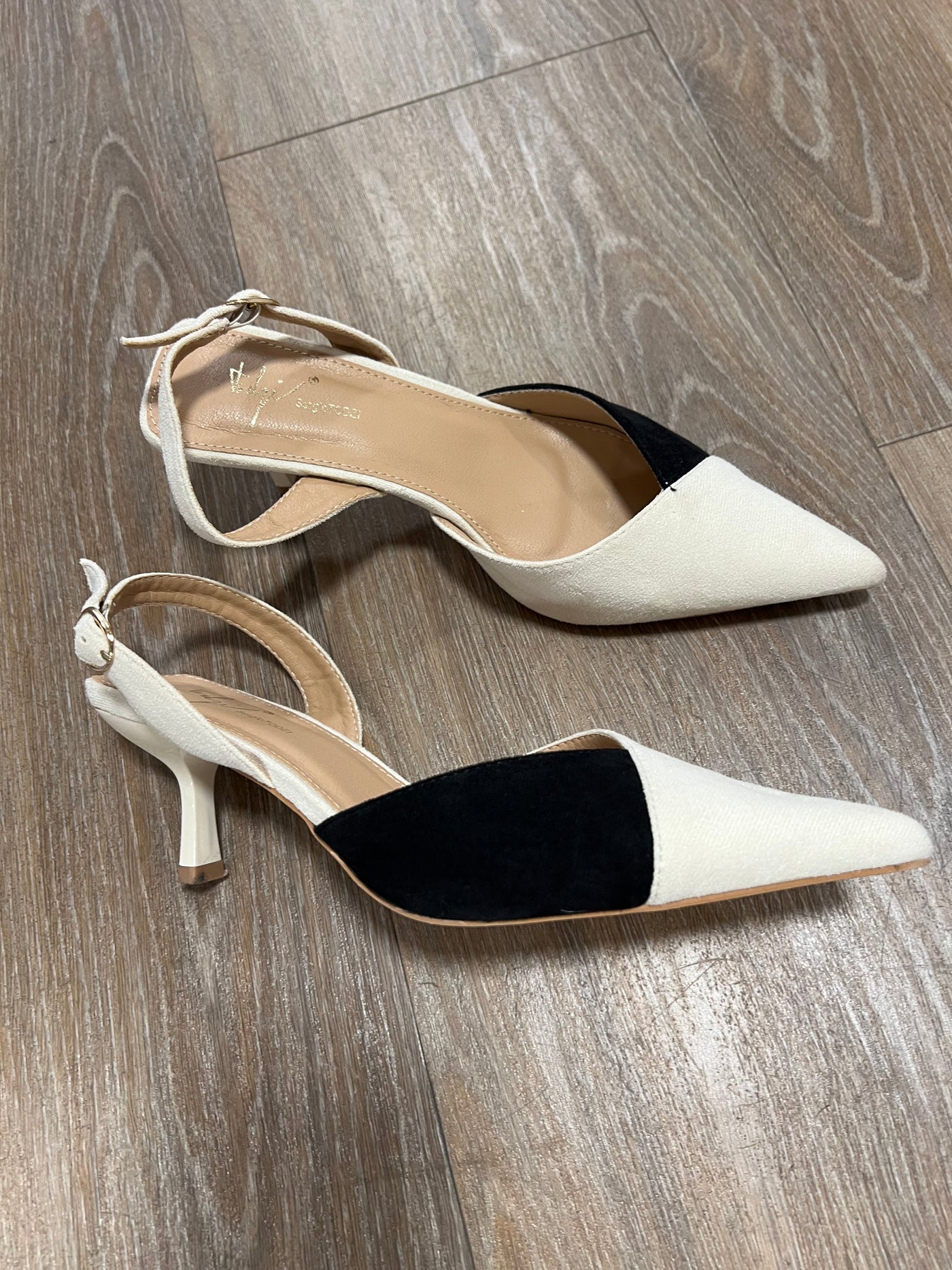 Sergio pumps offwhite/svart lev 7 dgr