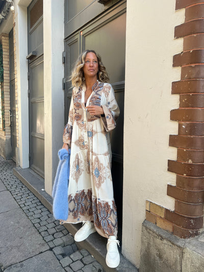 Astrid dress blue/kamel 1 veckas leverans