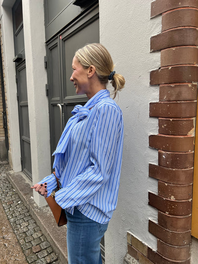 FREJA BLOUSE ROSETT/BLÅ RAND