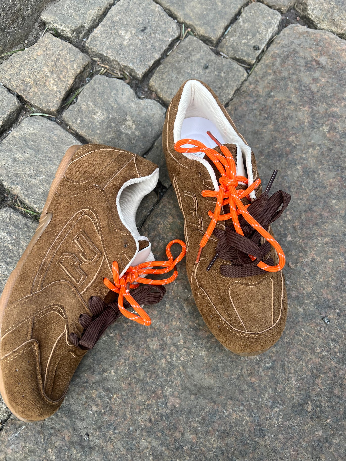Sporty sneakers brown