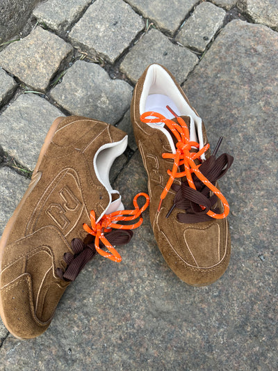 Sporty sneakers brown