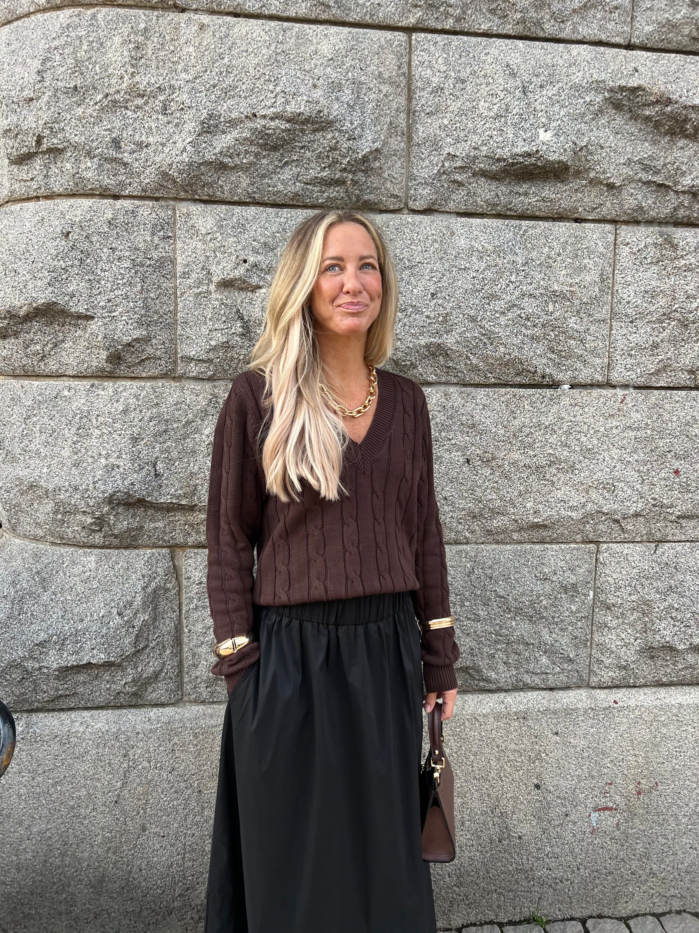 CMKOTOM - CABLE KNIT PULLOVER IN BROWN