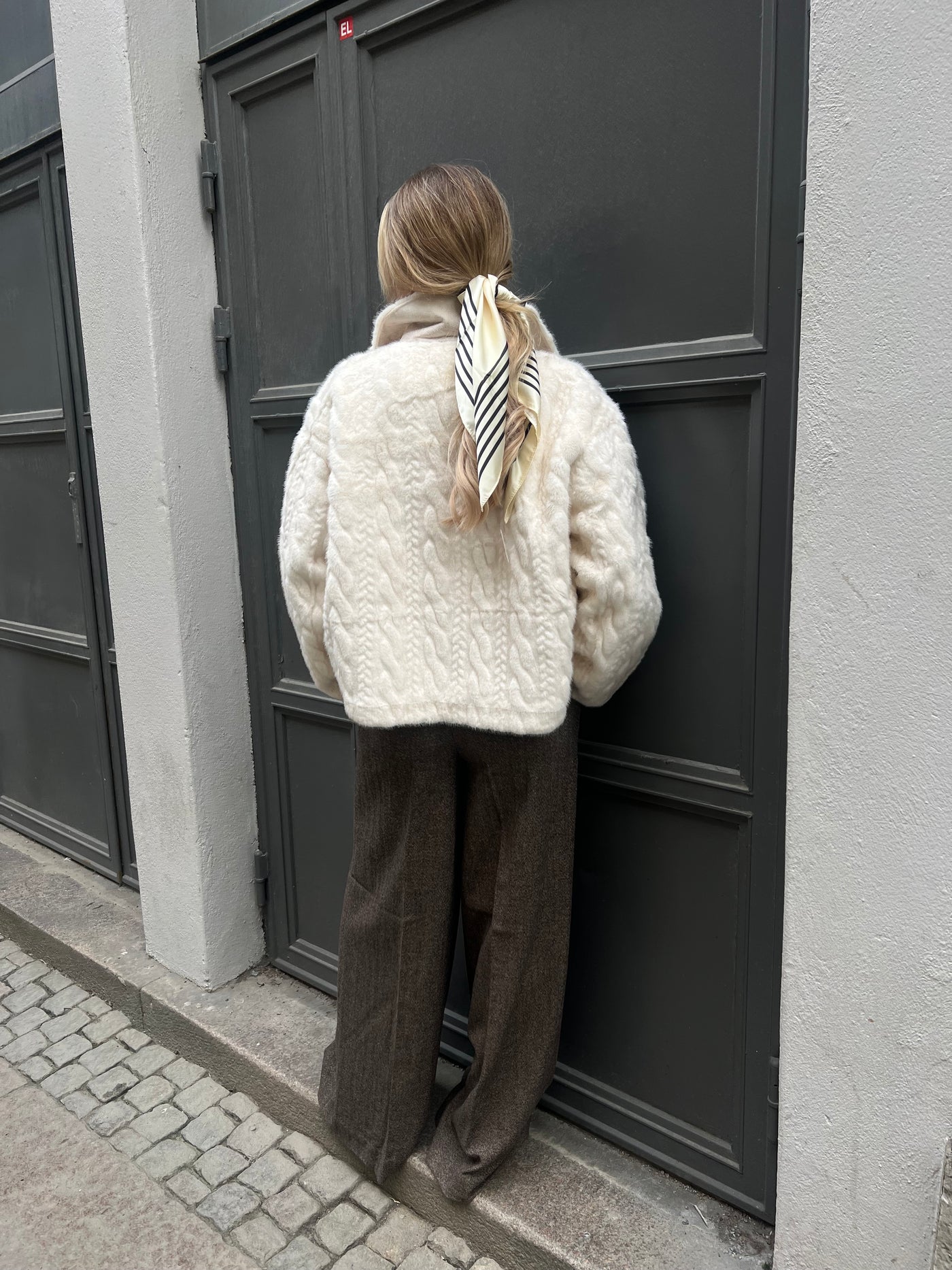 Lärka kabelstickad fuskpäls offwhite
