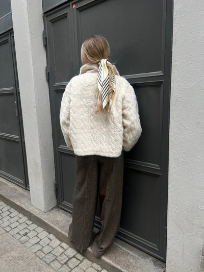 Lärka kabelstickad fuskpäls offwhite