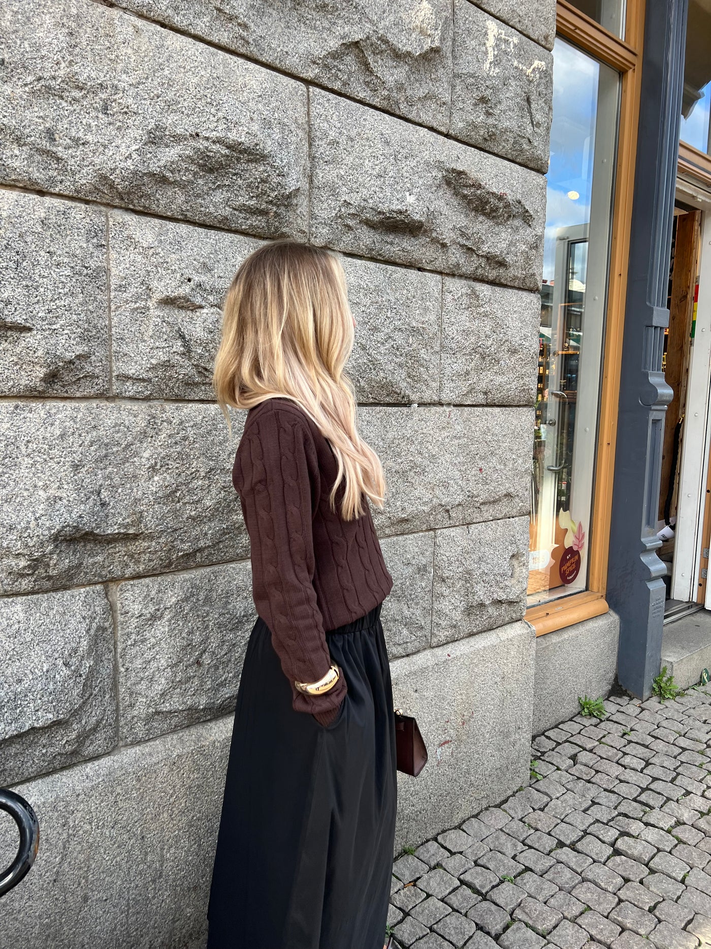 CMKOTOM - CABLE KNIT PULLOVER IN BROWN