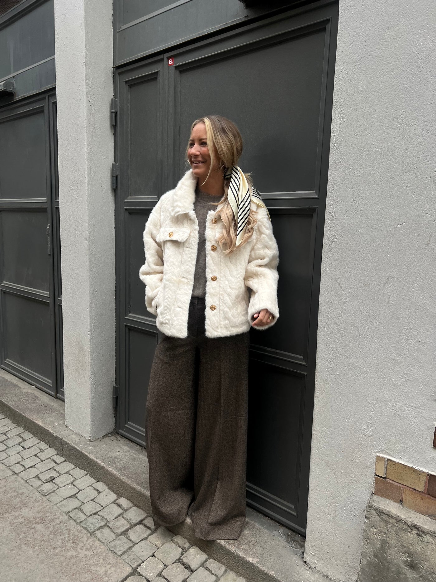 Lärka kabelstickad fuskpäls offwhite
