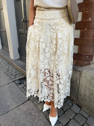 CMLARAH - SKIRT WITH ALLOVER LACE IN WHITE
