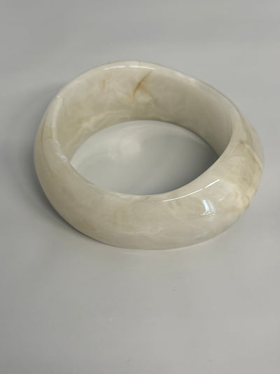 New white Bracelt round