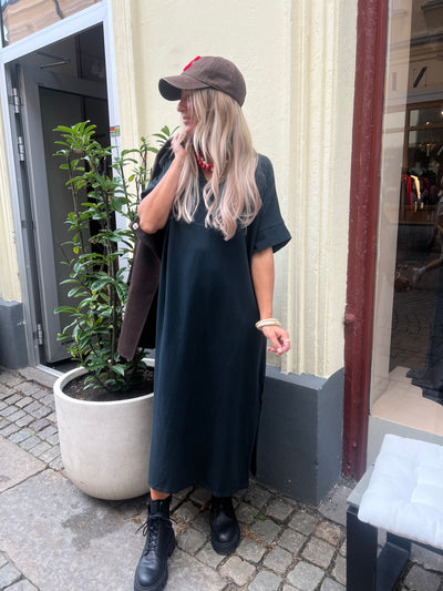 Tee v dress black