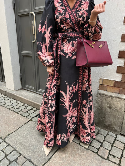 Mirja wrap dress svart med massa rosa blommor