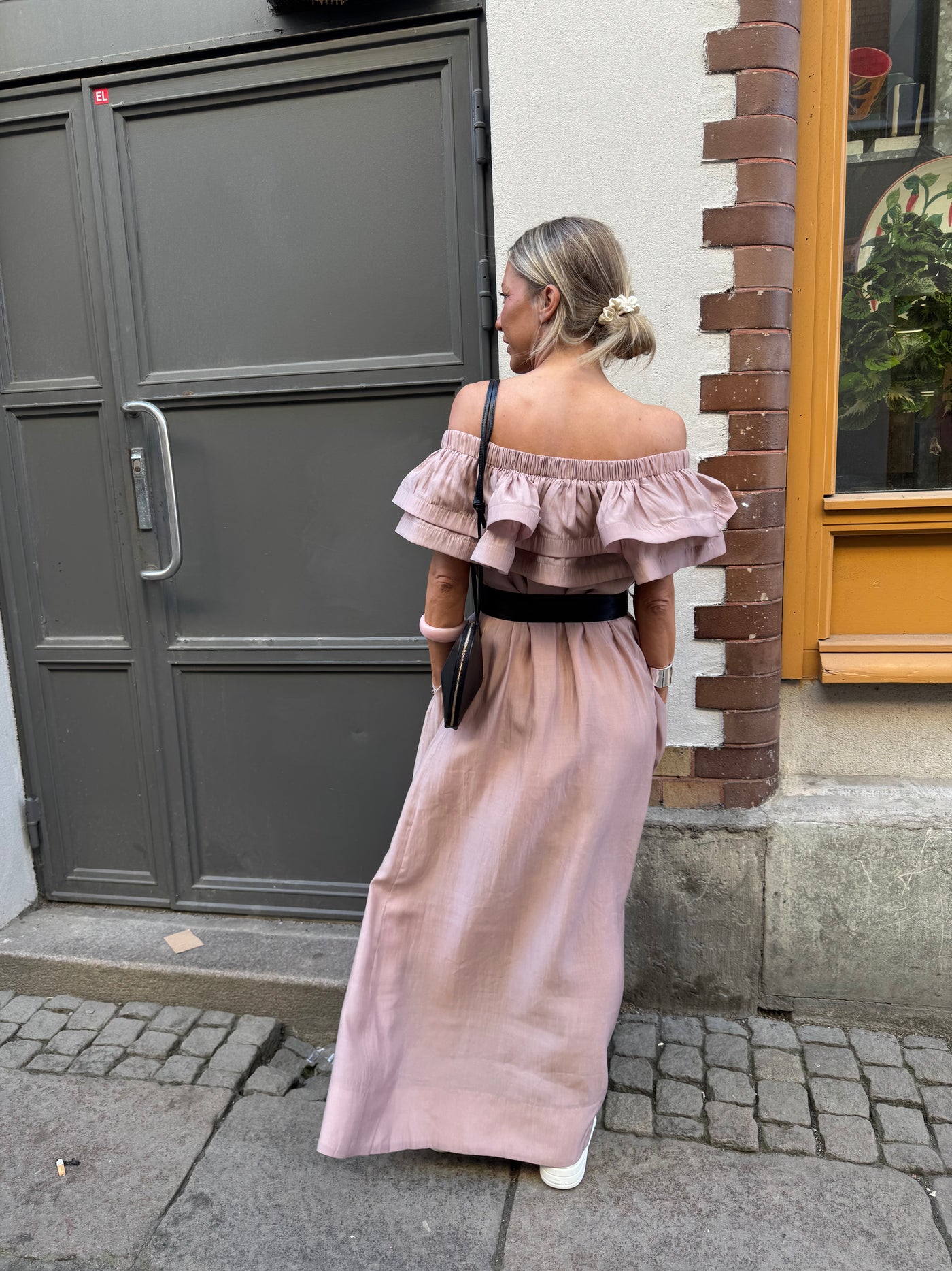 CMMOLLY - OFF-SHOULDER DRESS WITH RUFFLE TRIM IN FAWN