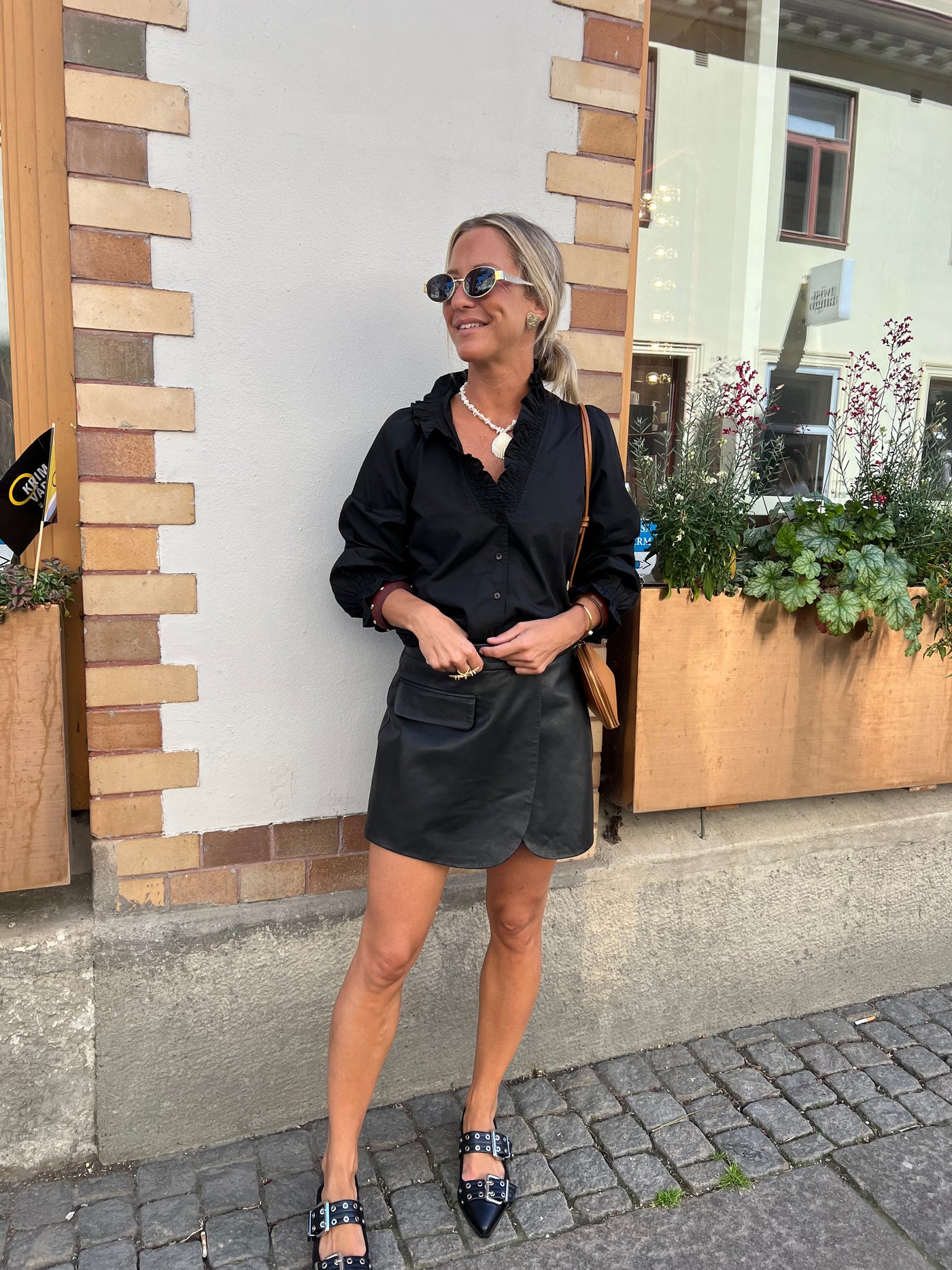 Brielle solid shirt black