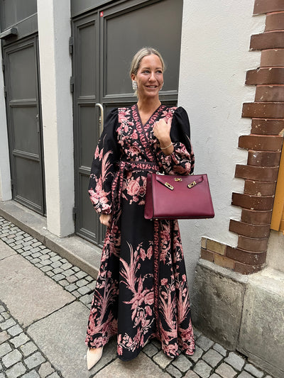 Mirja wrap dress svart med massa rosa blommor
