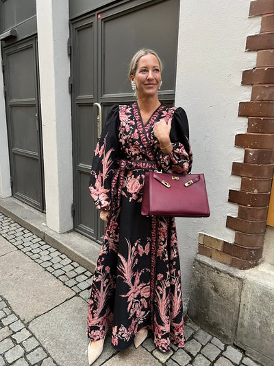 Mirja wrap dress svart med massa rosa blommor