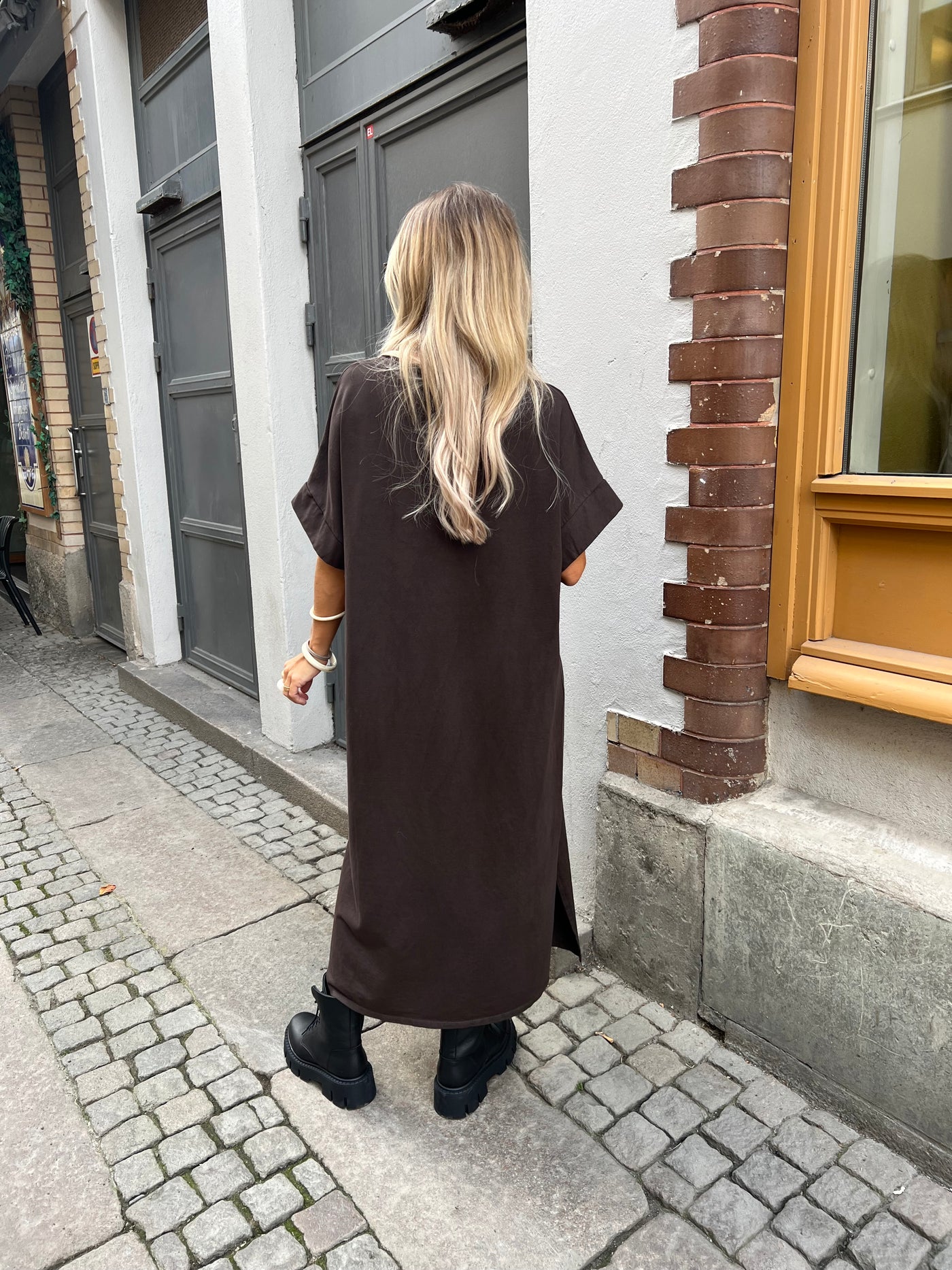 Tee v dress brown leverans 7 dagar