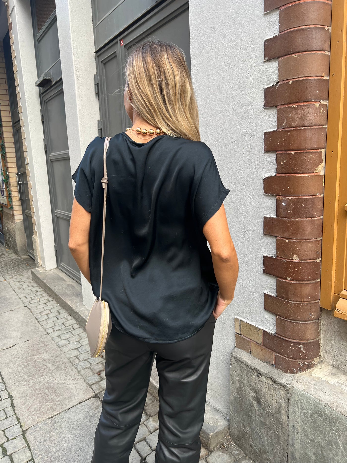 SOFINA V-NECK BLACK