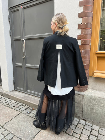 Ellen kavaj delad baktill