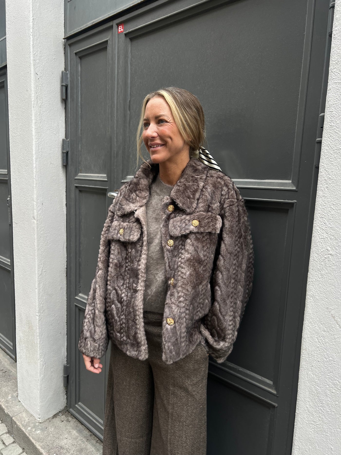 Lärka kabelstickad fuskpäls grå/brun