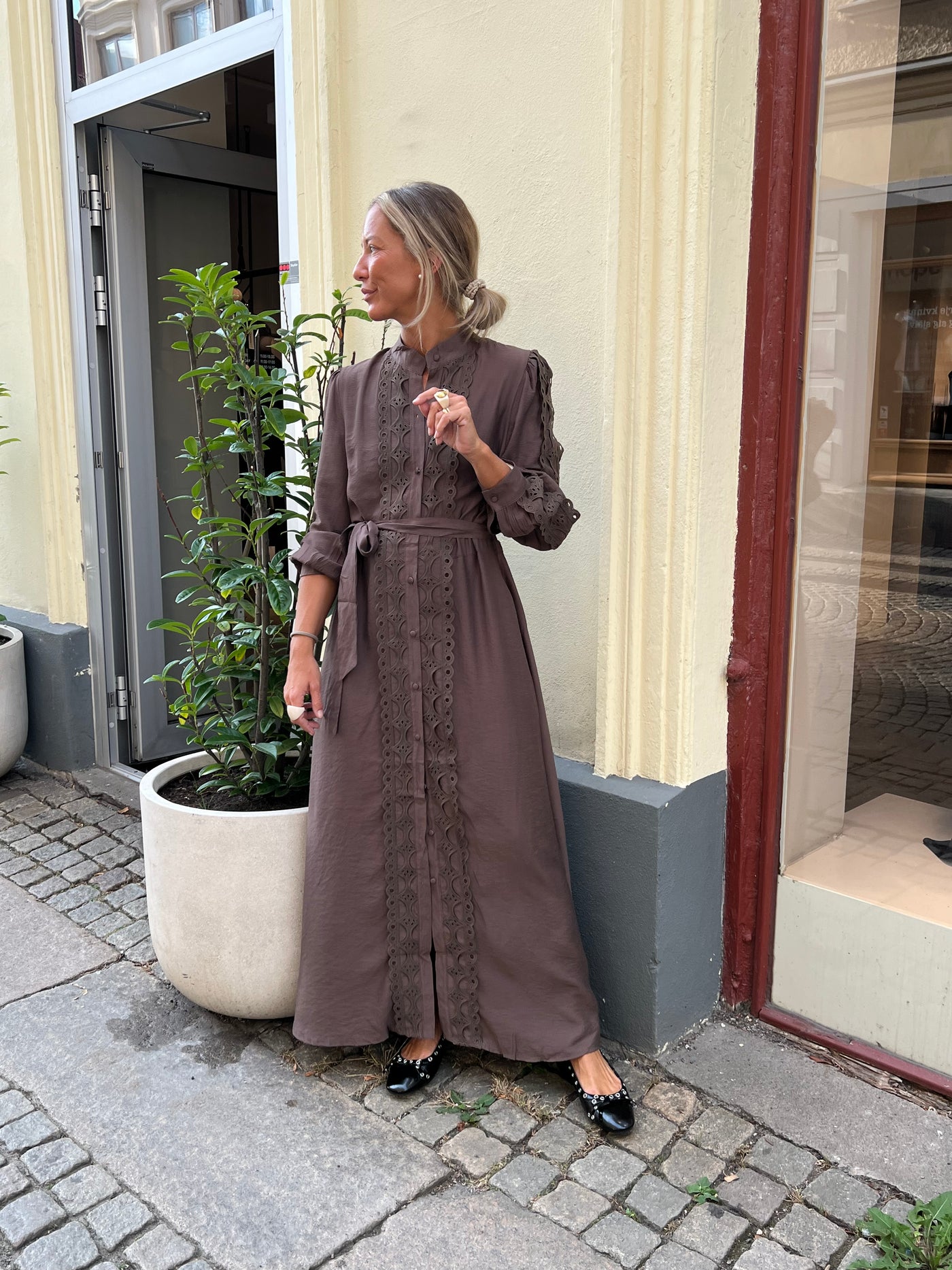 Lace Belt Dress choklad  - R1599