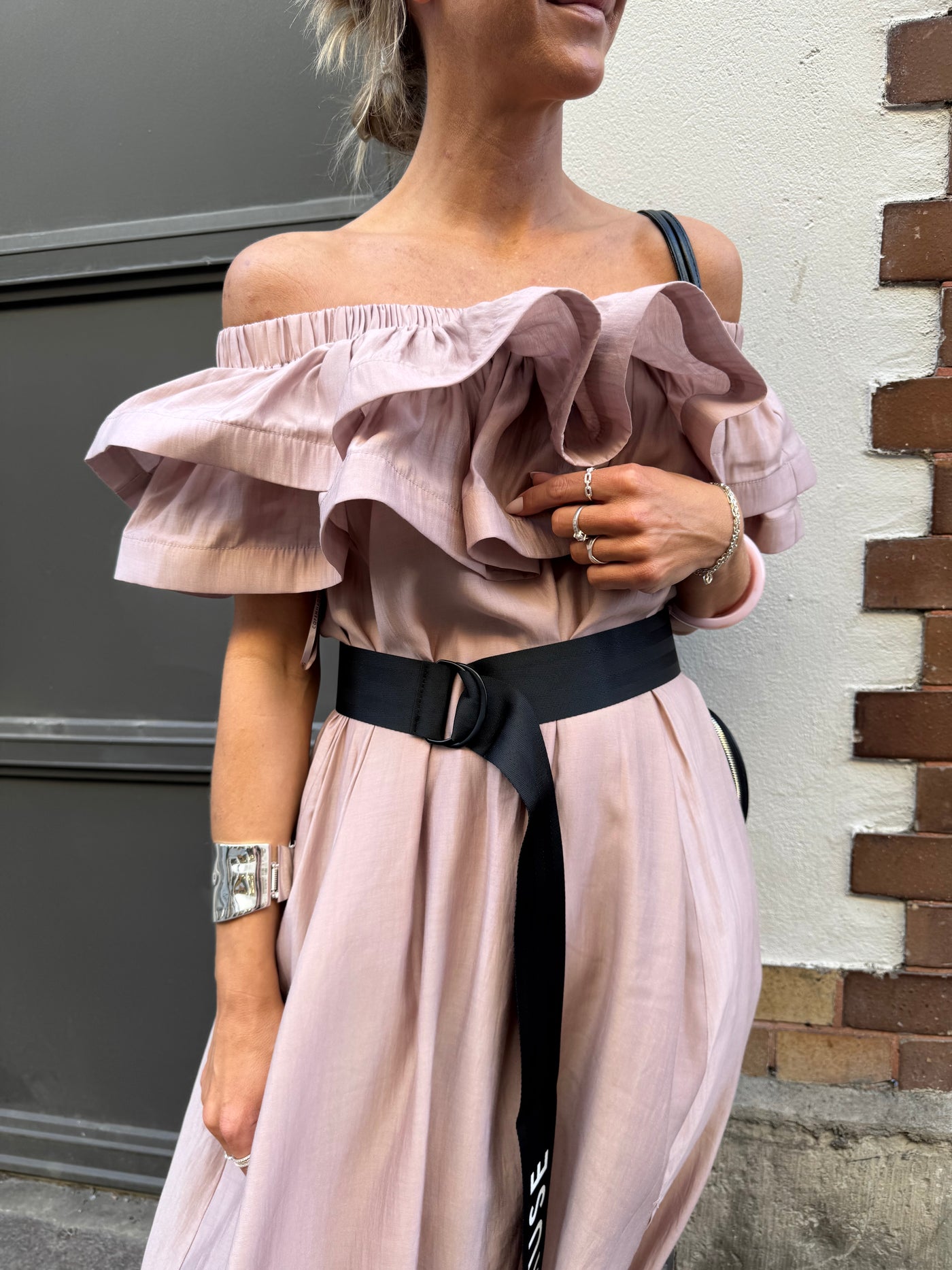 CMMOLLY - OFF-SHOULDER DRESS WITH RUFFLE TRIM IN FAWN