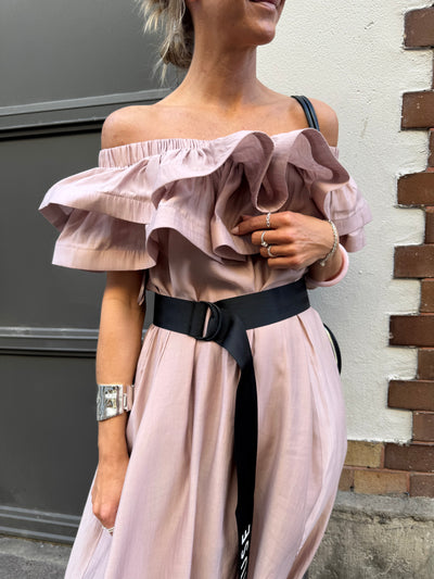CMMOLLY - OFF-SHOULDER DRESS WITH RUFFLE TRIM IN FAWN