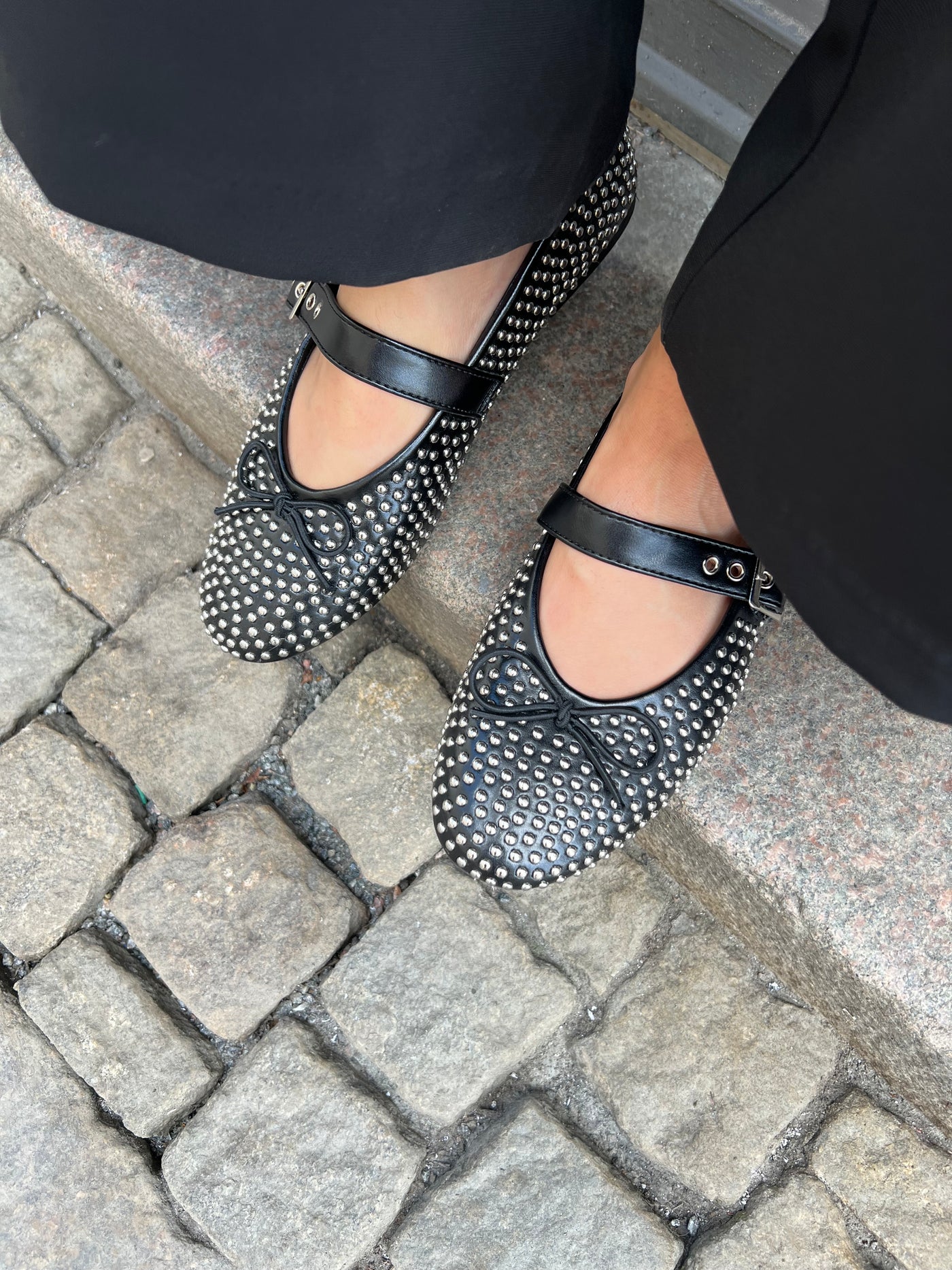 Titti ballerina, svart med silvernitar ny