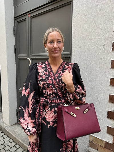 Mirja wrap dress svart med massa rosa blommor