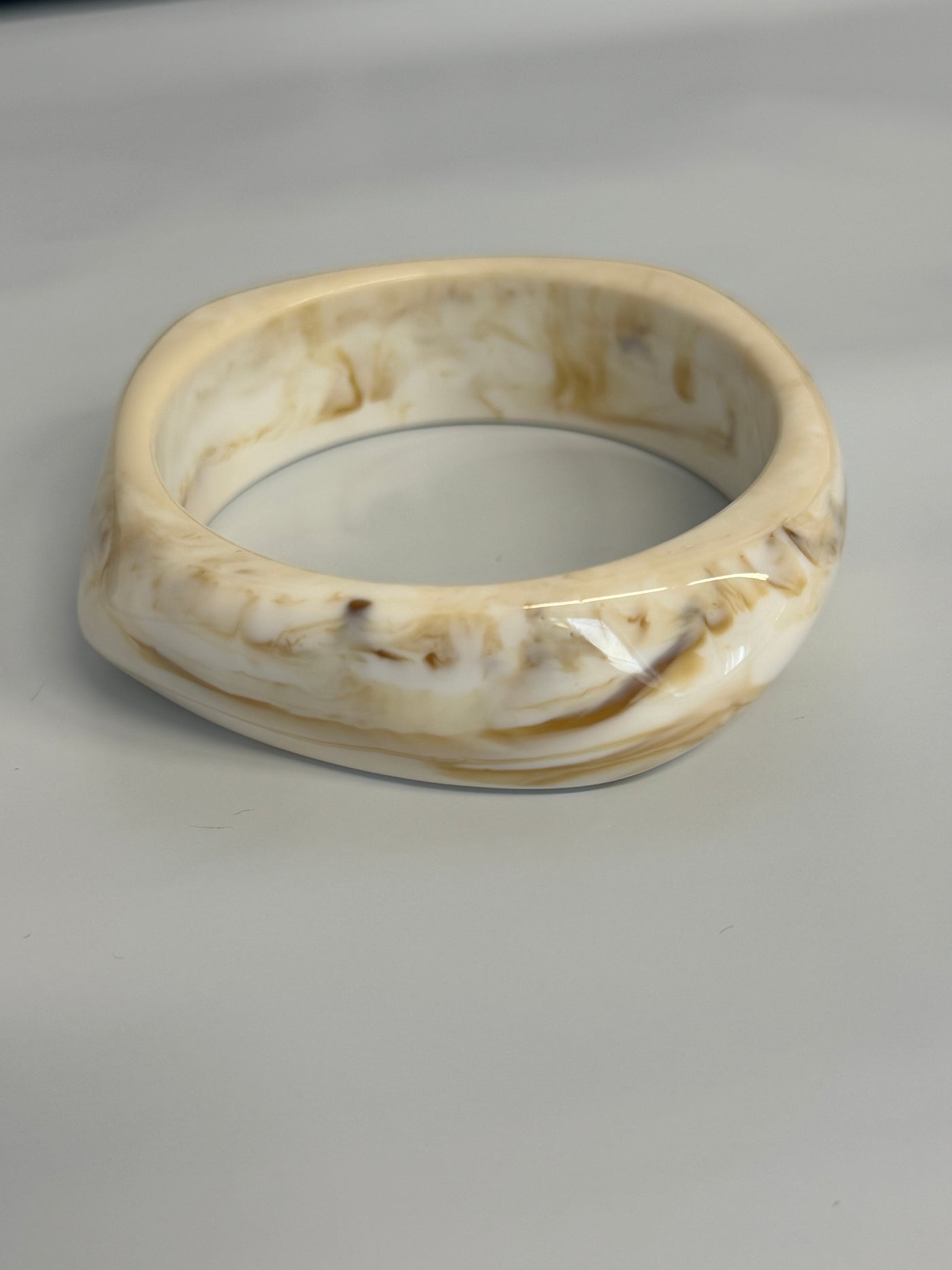 Kantigt armband i 3 olika färger