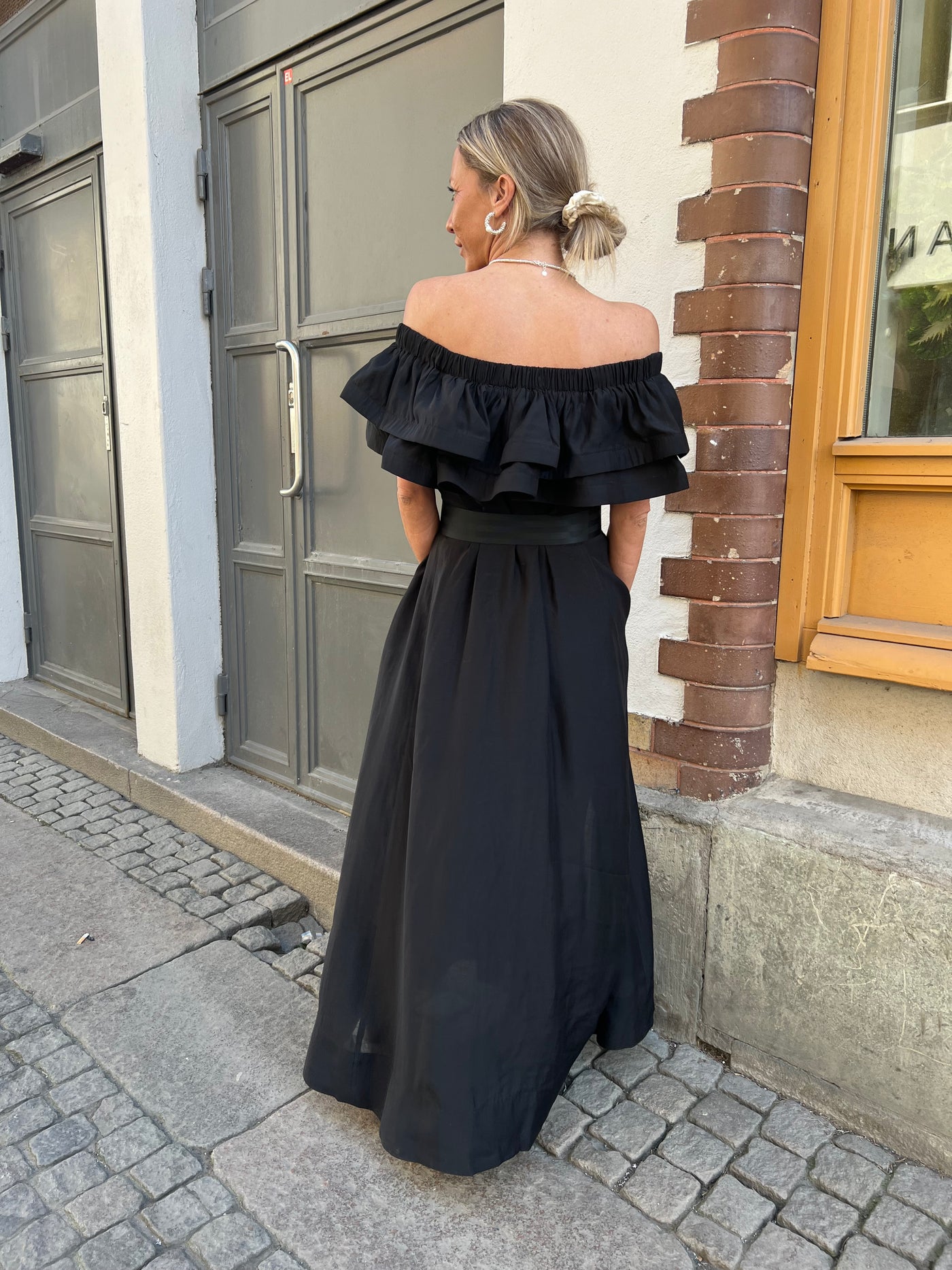 CMMOLLY - OFF-SHOULDER DRESS WITH RUFFLE TRIM IN BLACK