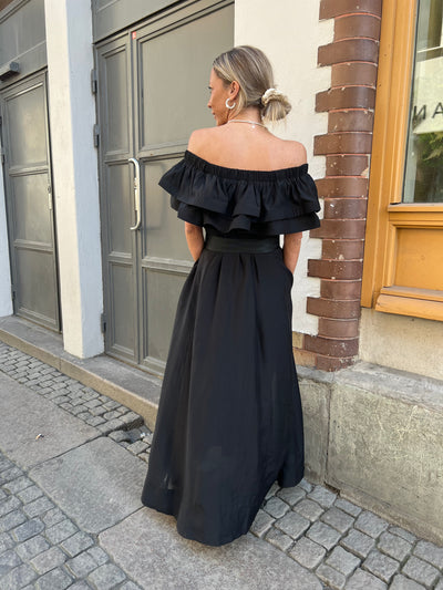 CMMOLLY - OFF-SHOULDER DRESS WITH RUFFLE TRIM IN BLACK