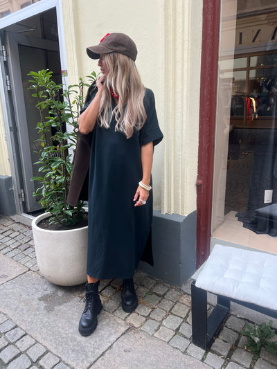 Tee v dress black