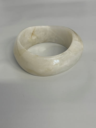 New white Bracelt round