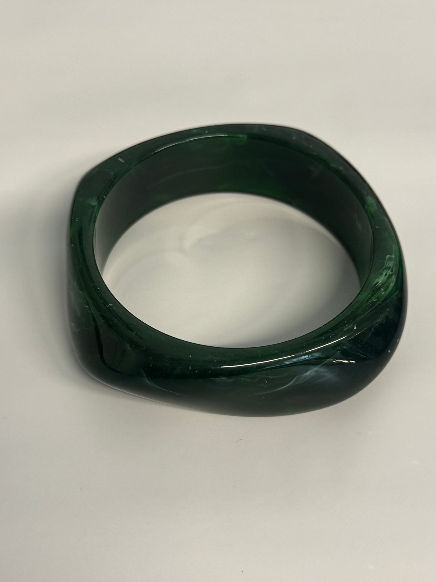 Kantigt armband i 3 olika färger