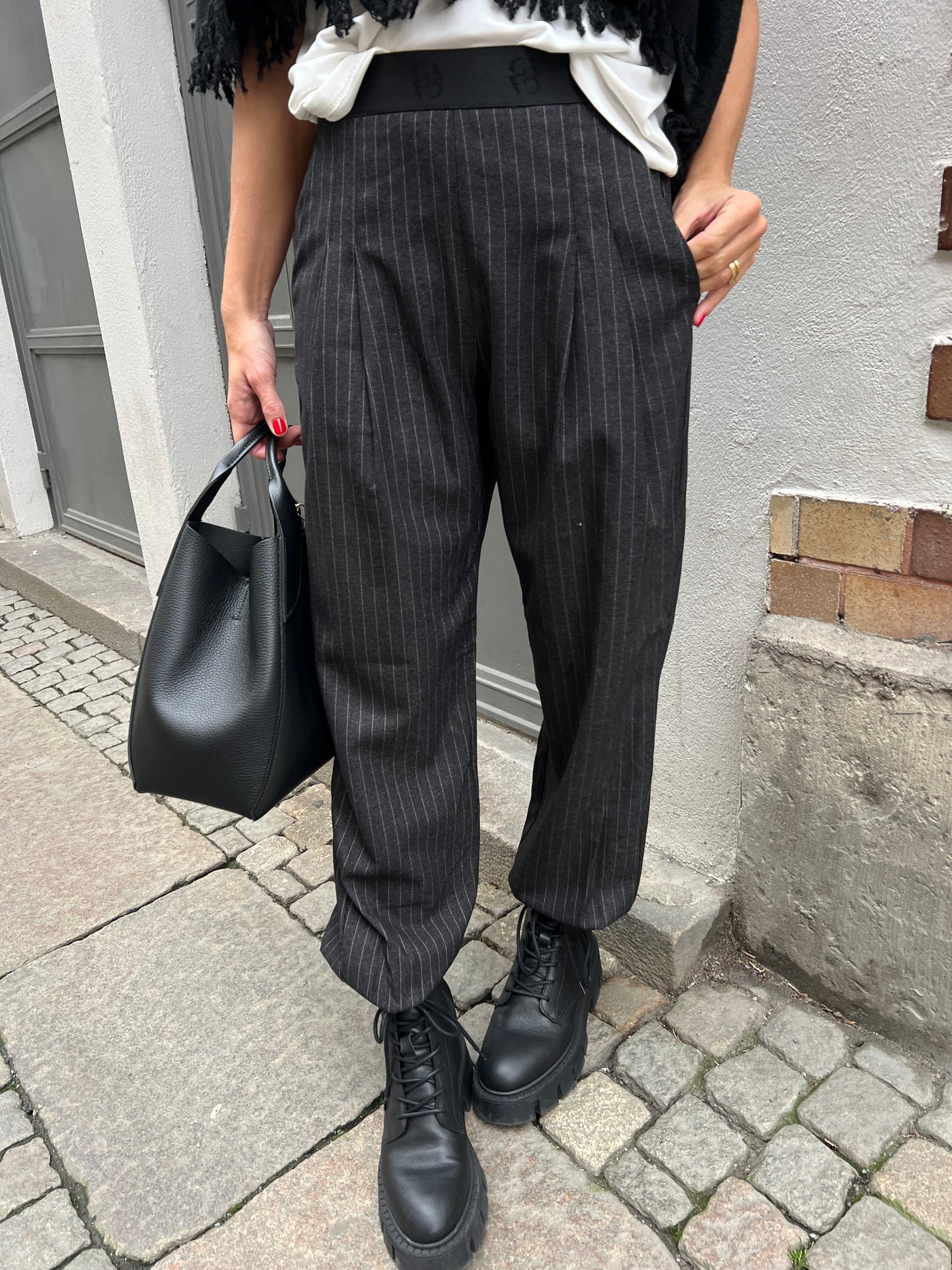 GOSSIA ATALIEGO Kostymbyxa grå med vit kritstrecks rand